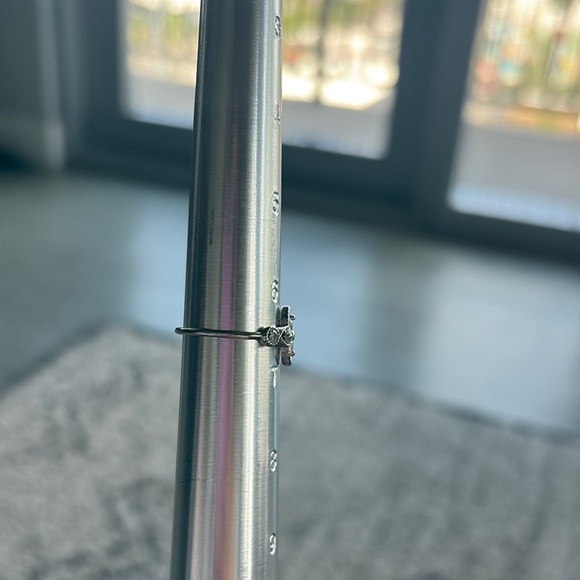 Silver Ring with intricate flower like design with gemstones minimalist - Picture 10 of 12